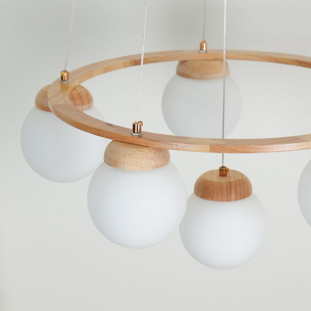 Aelion Kroonluchter van glas Houten Ring Opalglas bollen