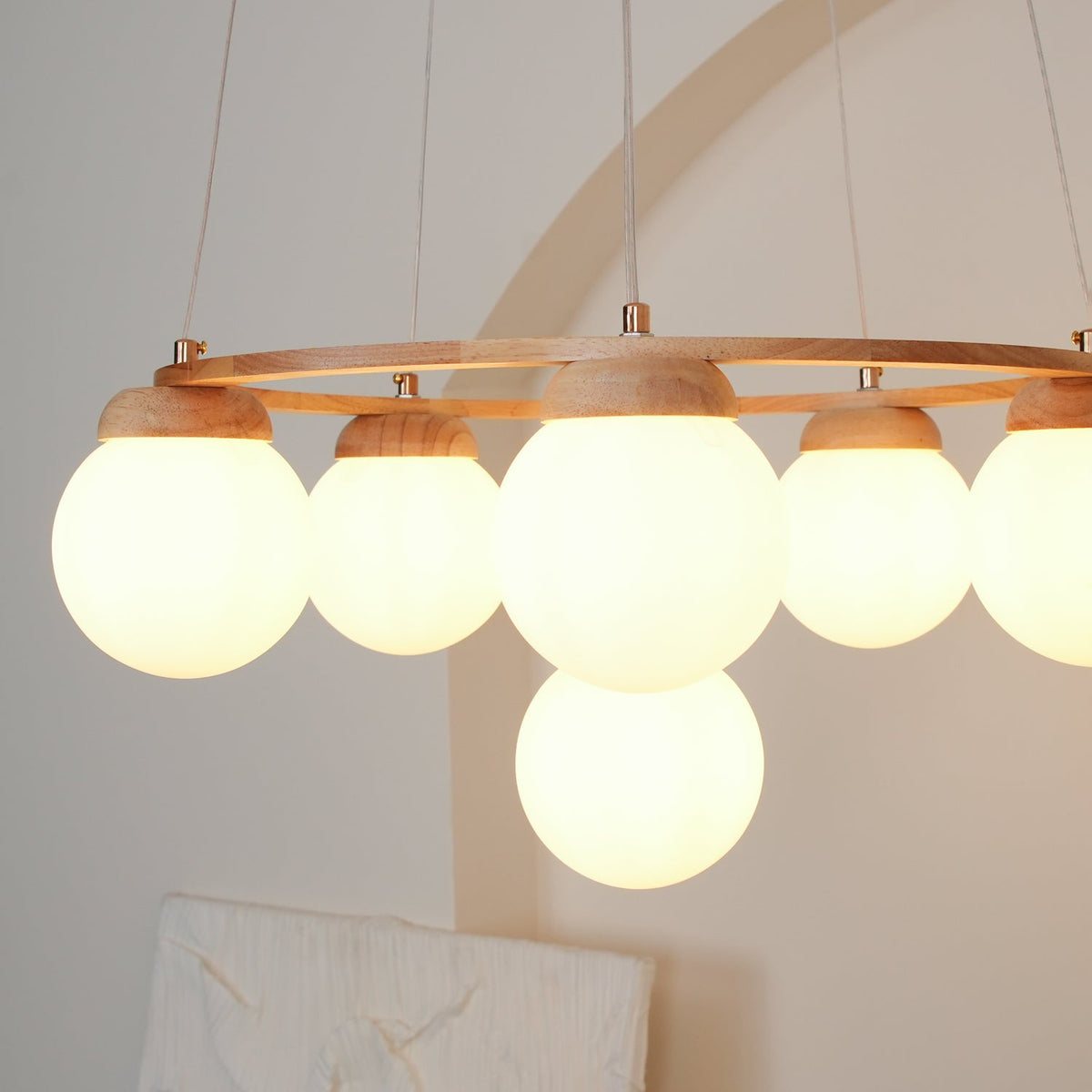 Aelion Kroonluchter van glas Houten Ring Opalglas bollen