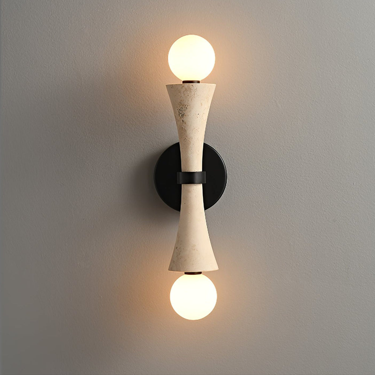 Oloriel sculpturale wandlamp van geel travertin