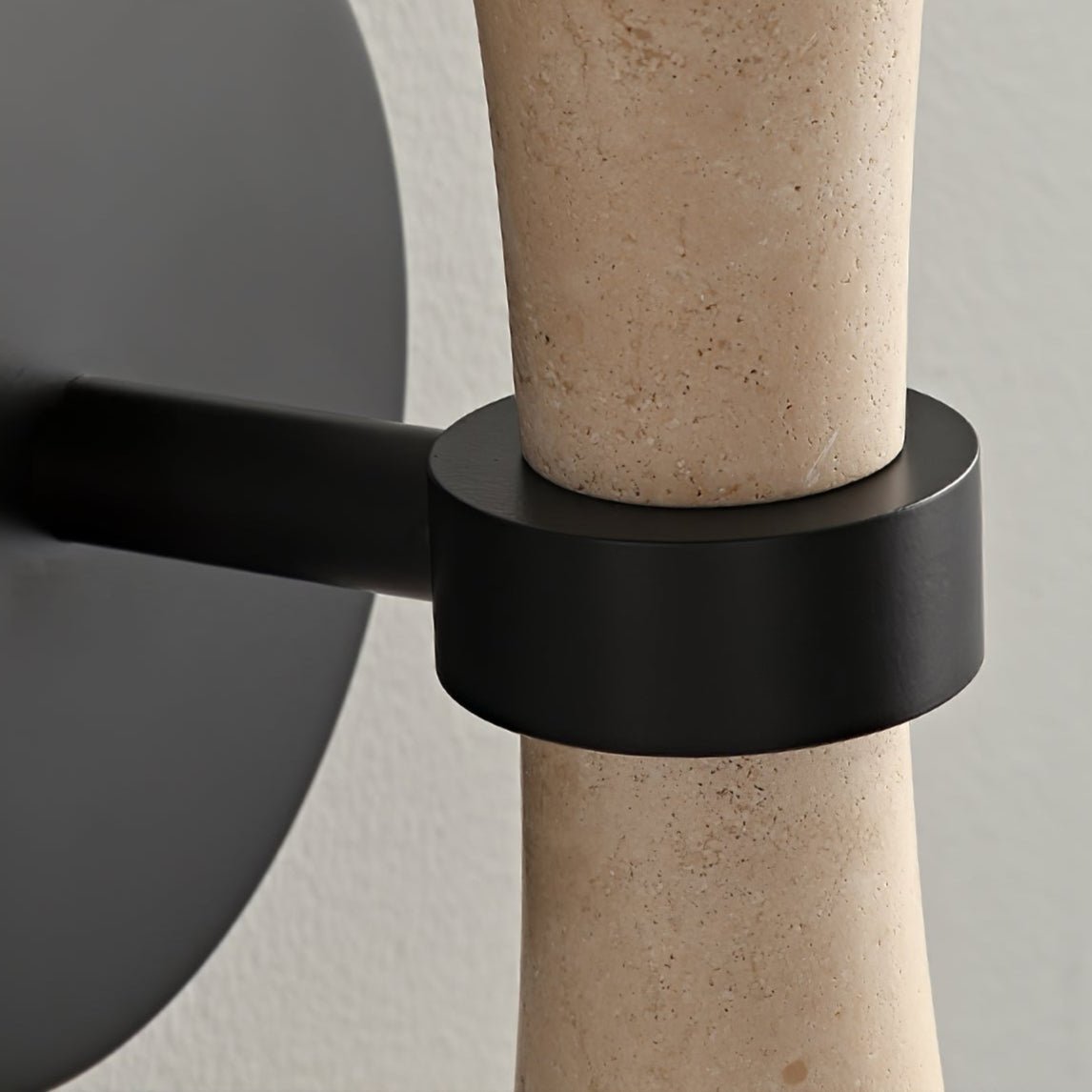 Oloriel sculpturale wandlamp van geel travertin