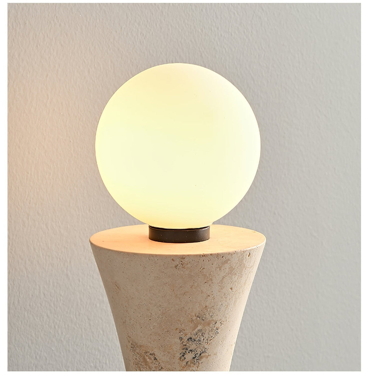 Oloriel sculpturale wandlamp van geel travertin