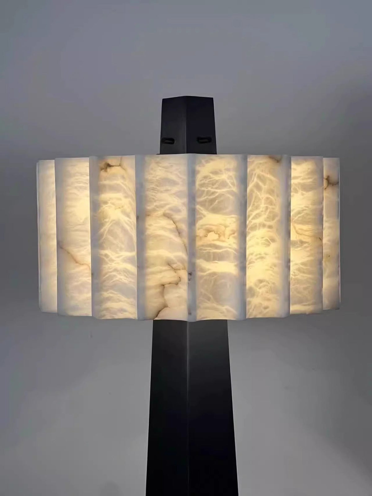 Wolve vloerlamp van albast
