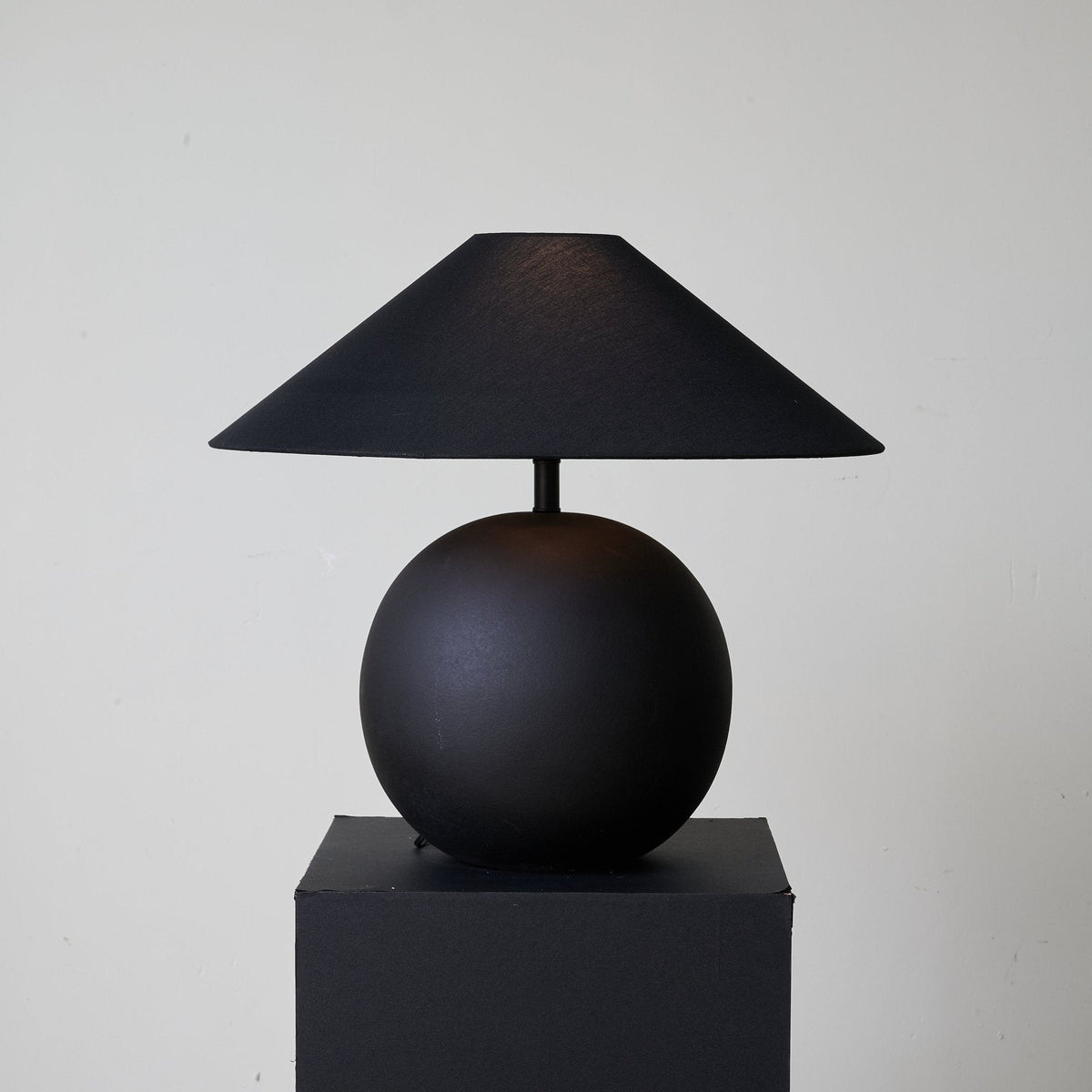 Elara Minimalistische tafellamp van keramiek