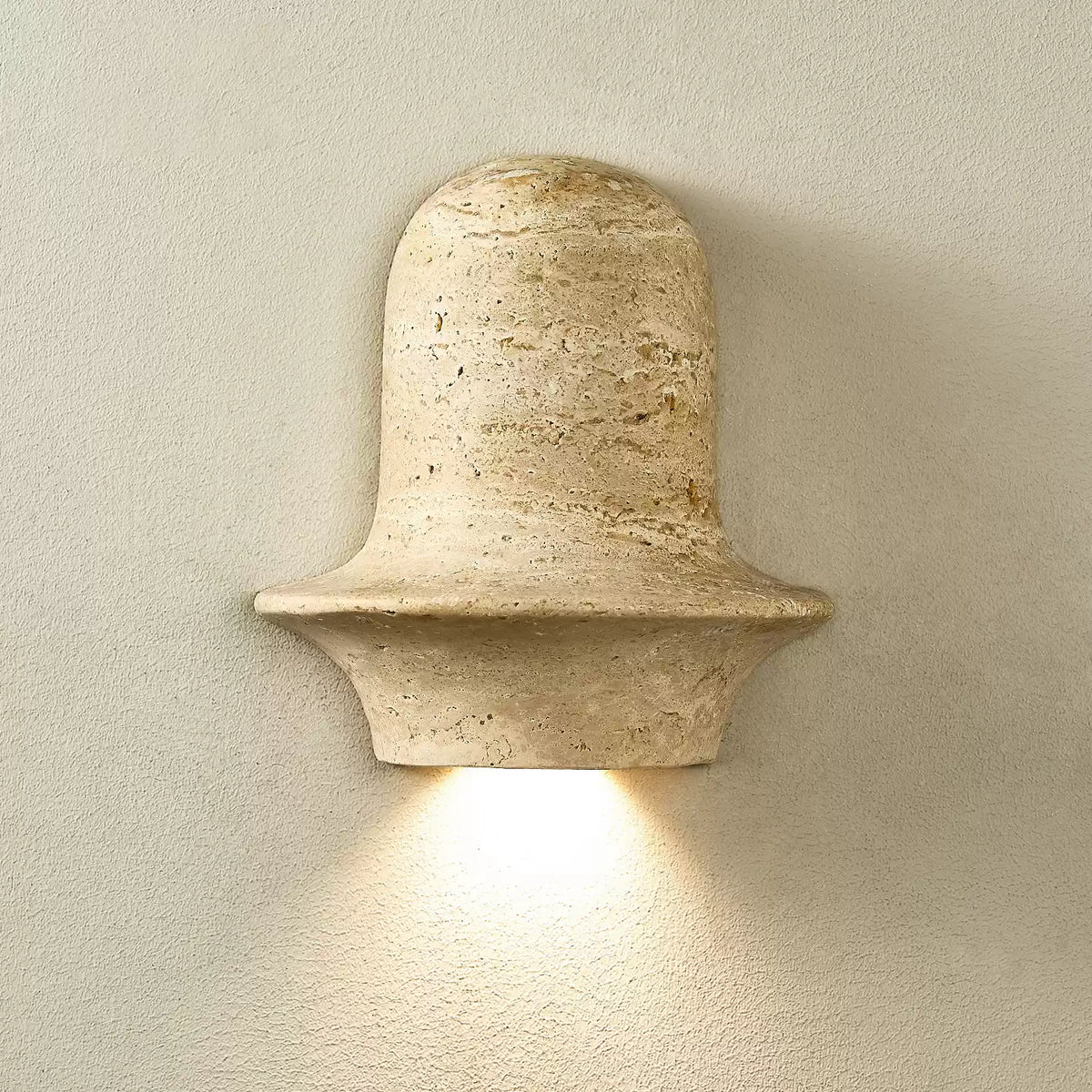 Xena sculpturale wandlamp van geel travertin
