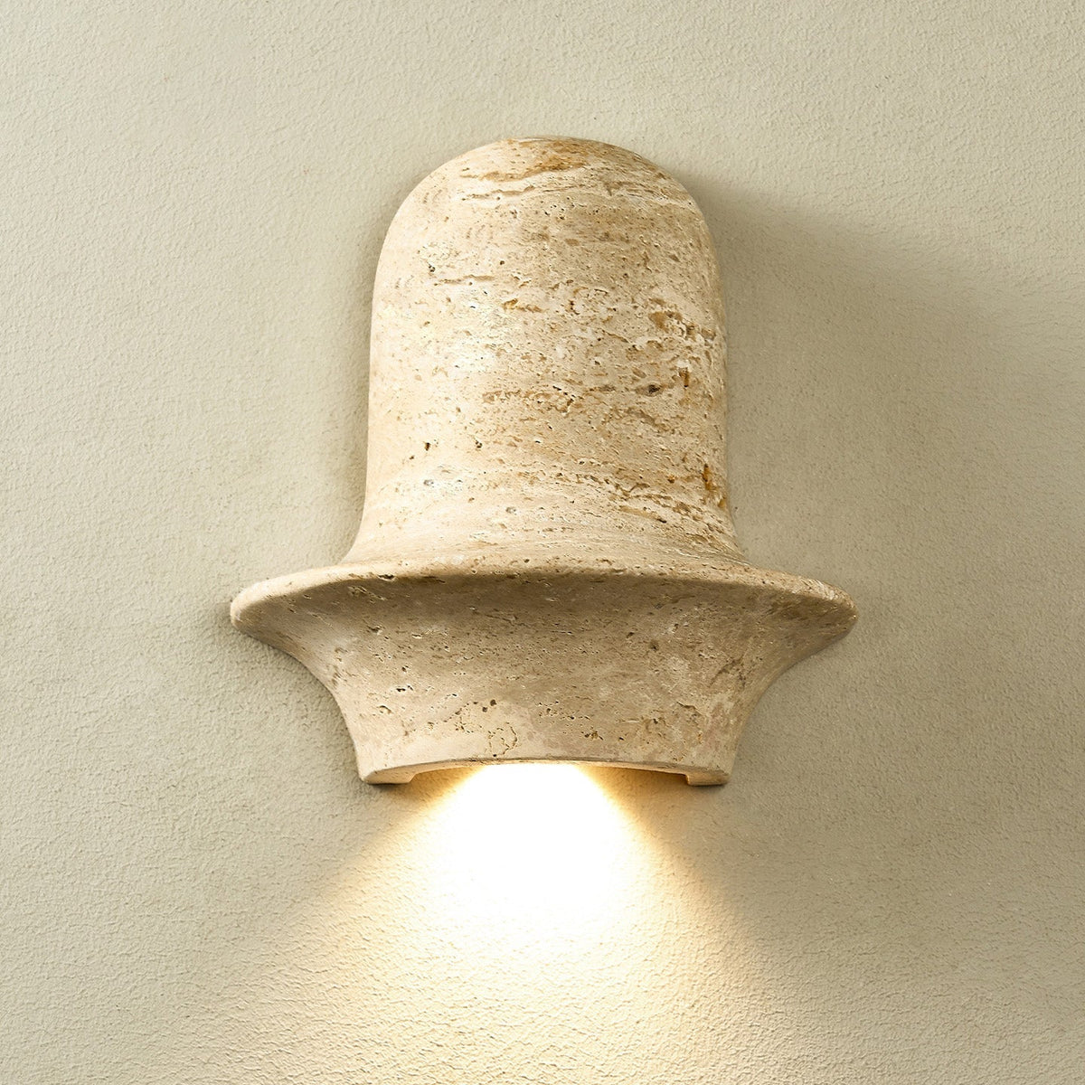 Xena sculpturale wandlamp van geel travertin