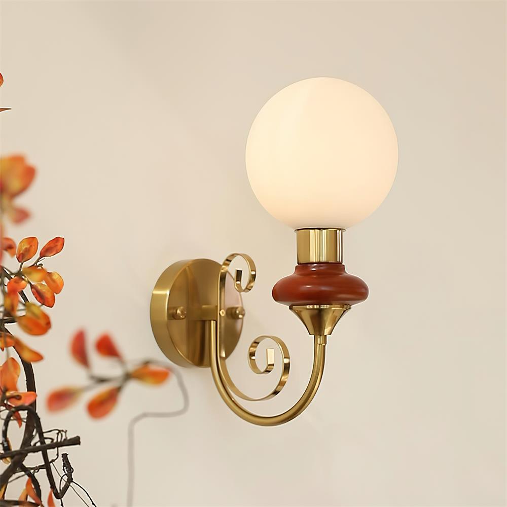 Teriearia wandlamp goudkleurige afwerking met groene accenten