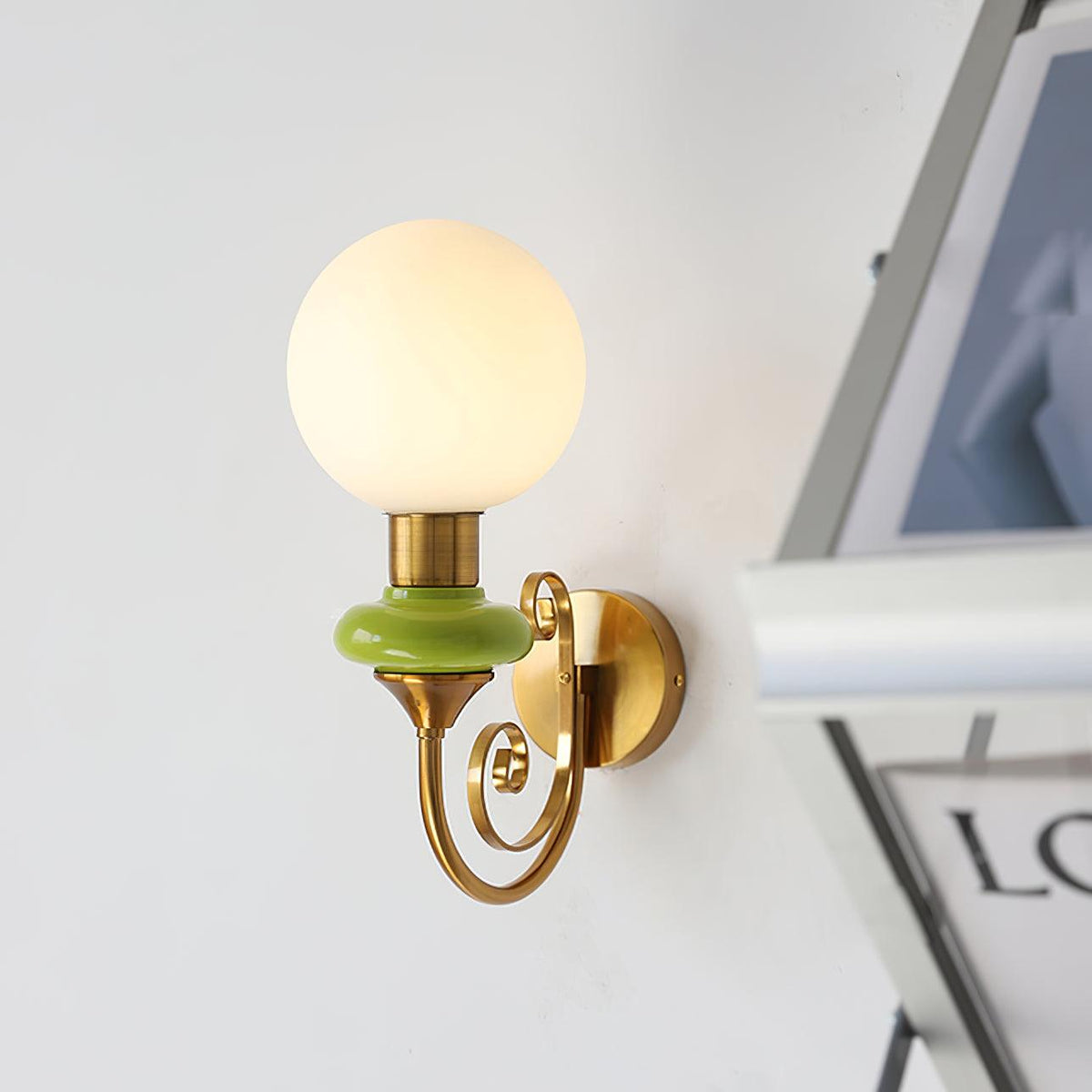 Teriearia wandlamp goudkleurige afwerking met groene accenten