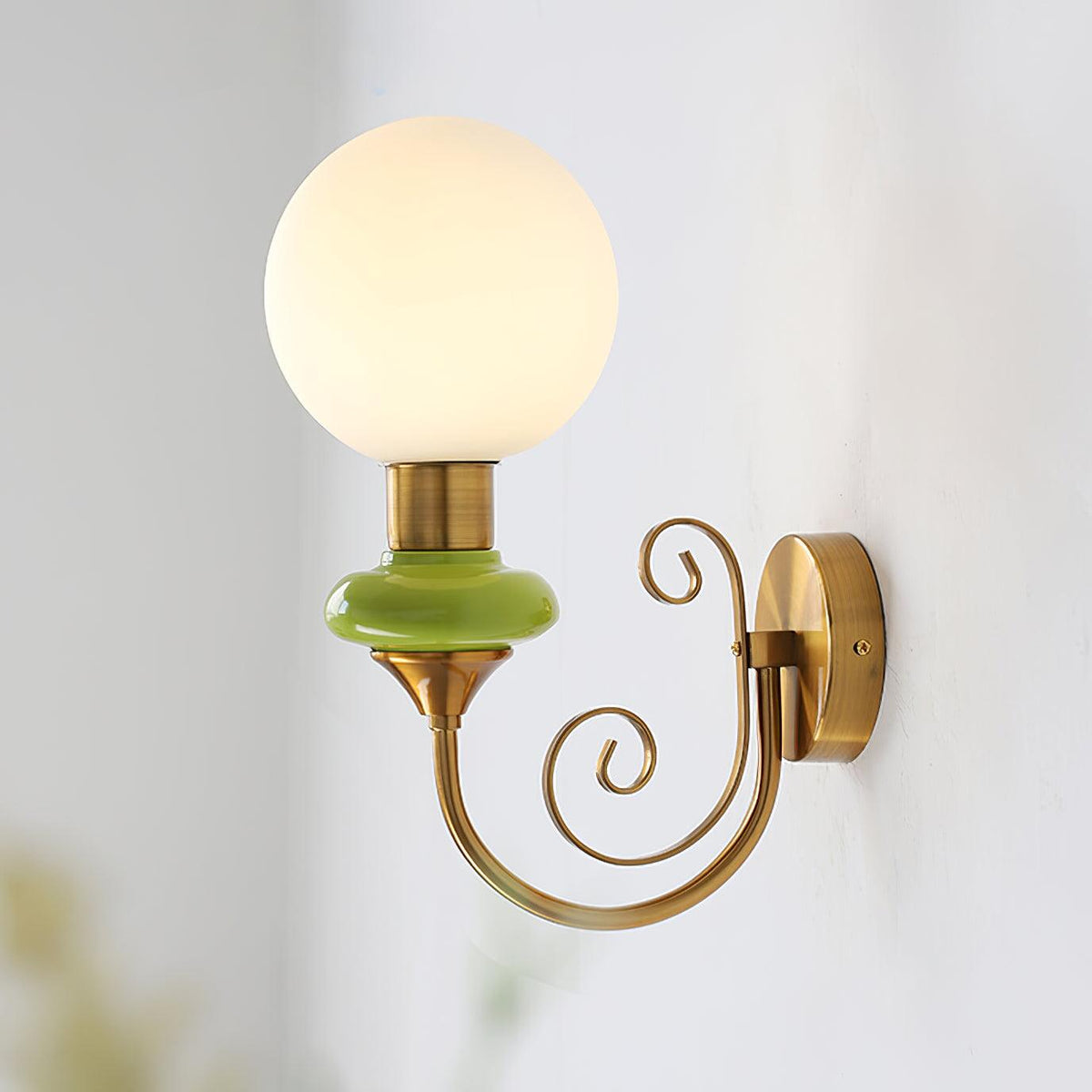Teriearia wandlamp goudkleurige afwerking met groene accenten