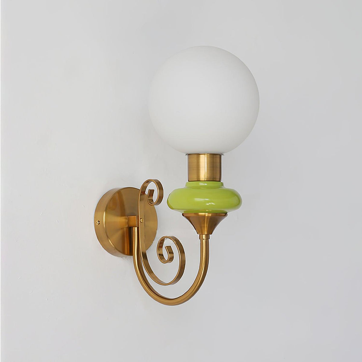 Teriearia wandlamp goudkleurige afwerking met groene accenten