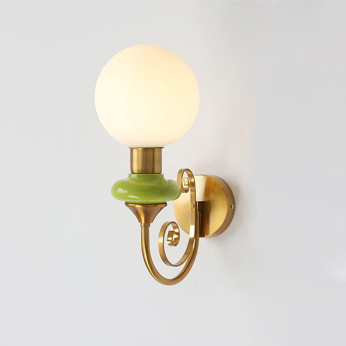 Teriearia wandlamp goudkleurige afwerking met groene accenten