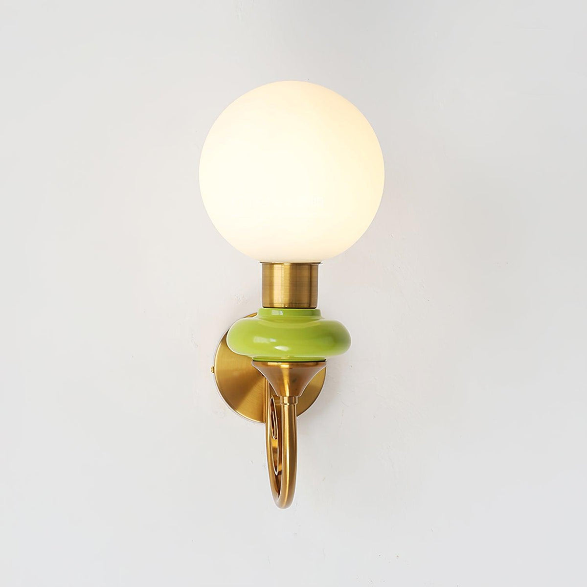 Teriearia wandlamp goudkleurige afwerking met groene accenten