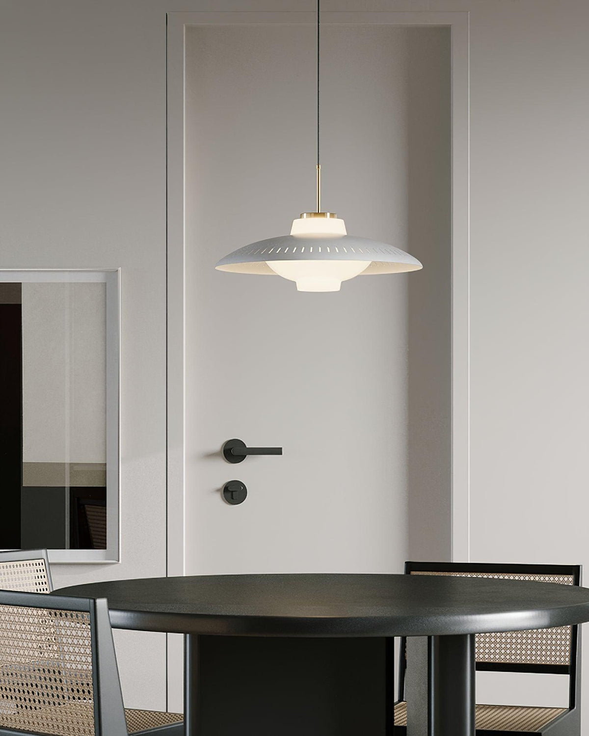 Evelo hanglamp van glas met opalglas en brede kap in klassieke stijl