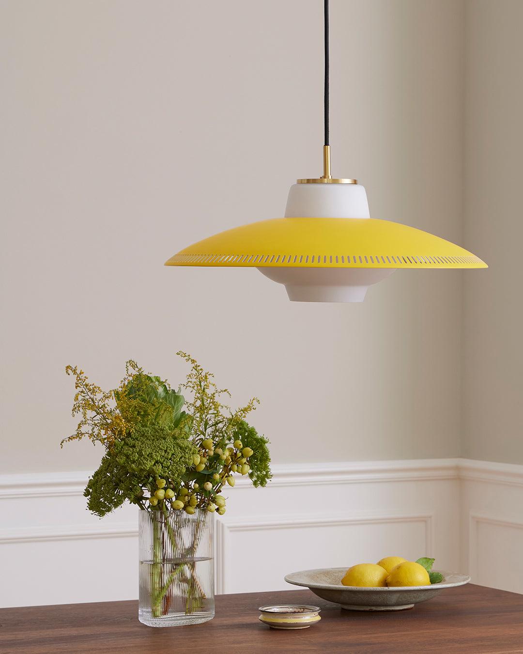 Evelo hanglamp van glas met opalglas en brede kap in klassieke stijl