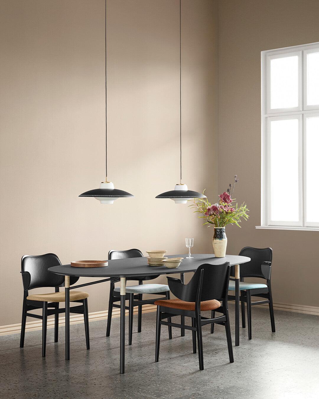 Evelo hanglamp van glas met opalglas en brede kap in klassieke stijl