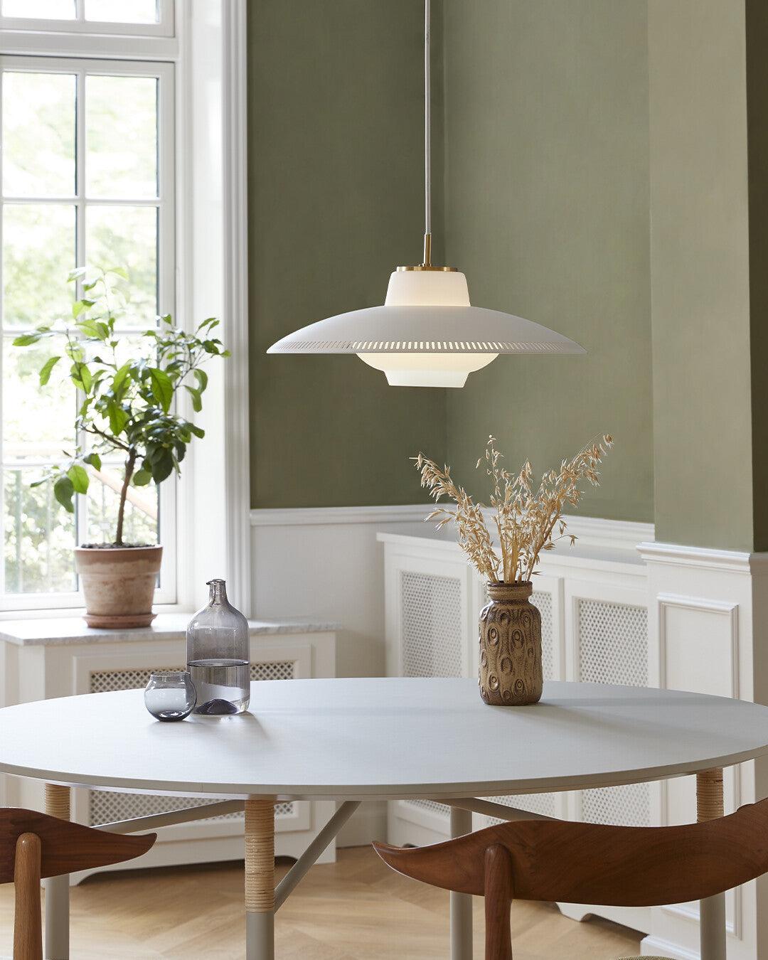 Evelo hanglamp van glas met opalglas en brede kap in klassieke stijl