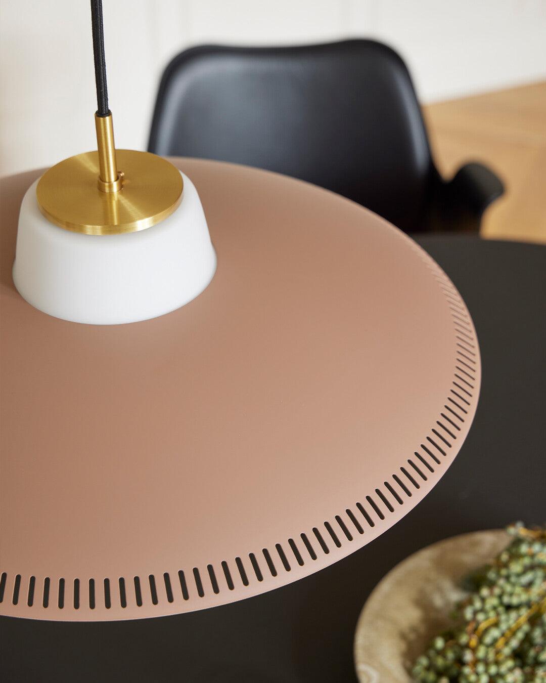 Evelo hanglamp van glas met opalglas en brede kap in klassieke stijl