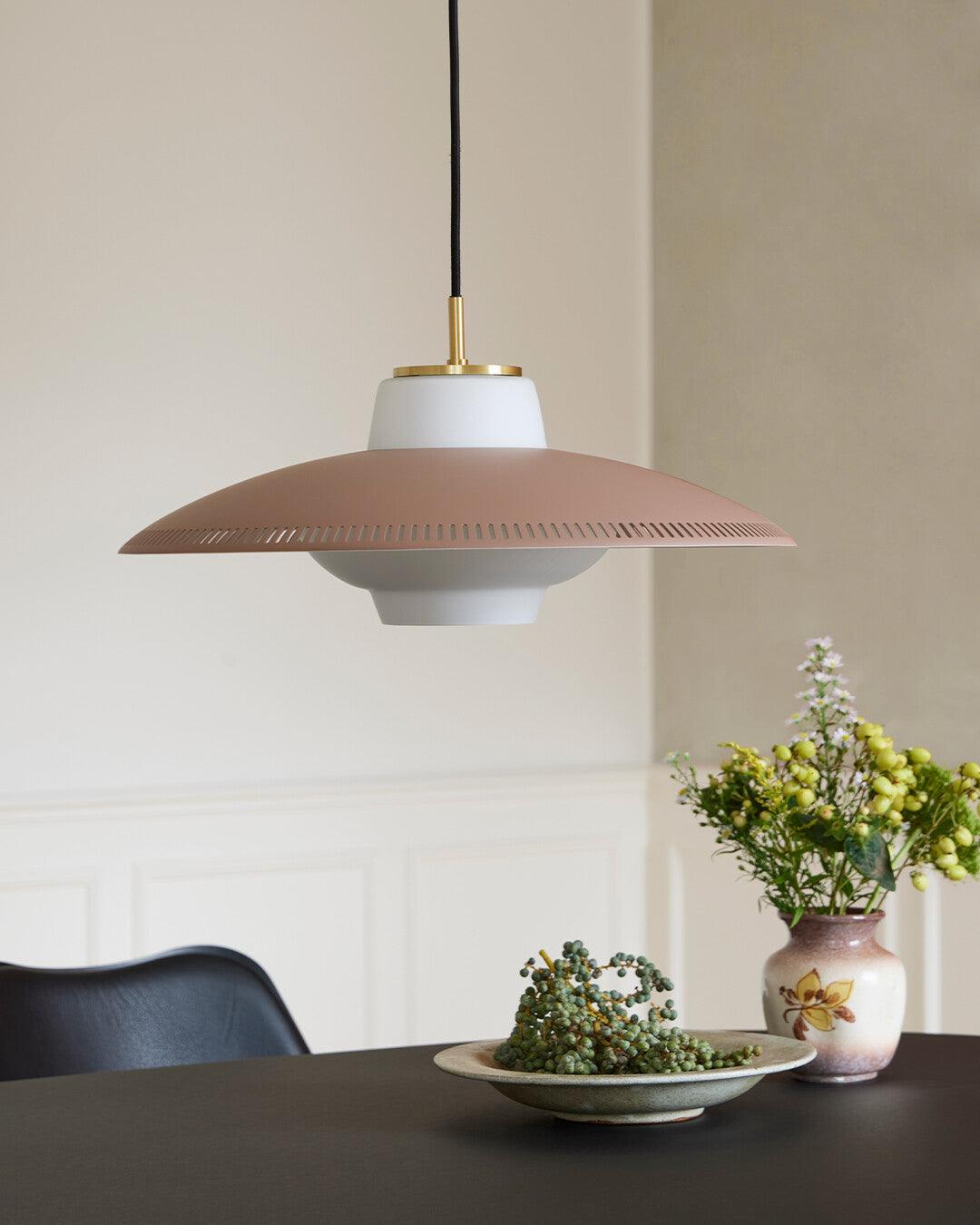 Evelo hanglamp van glas met opalglas en brede kap in klassieke stijl