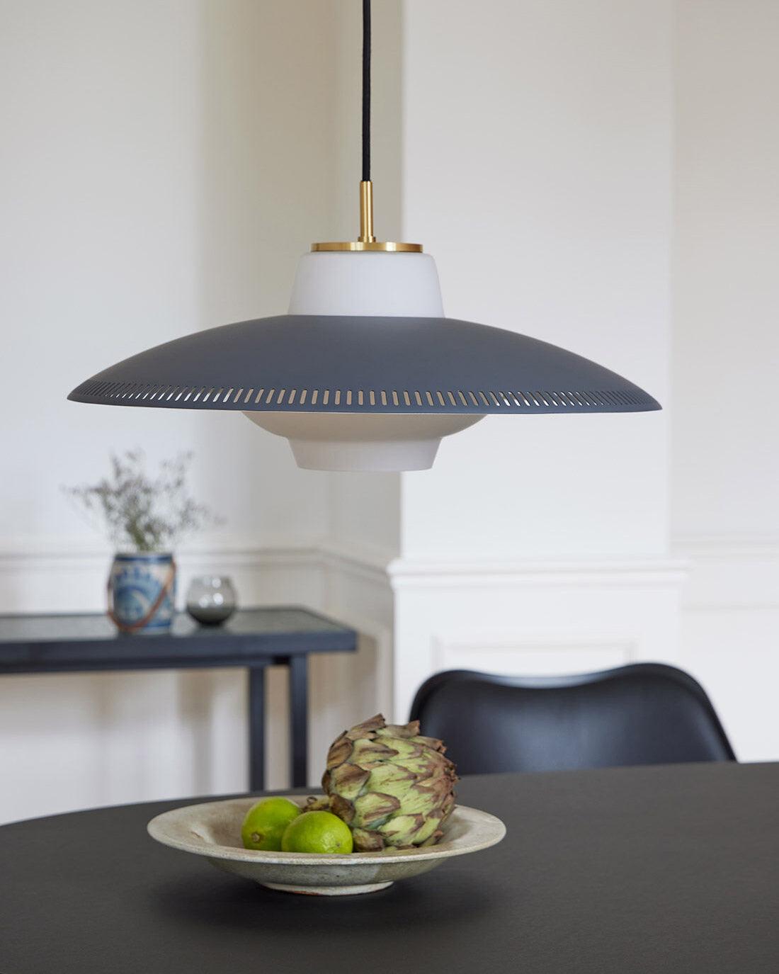 Evelo hanglamp van glas met opalglas en brede kap in klassieke stijl