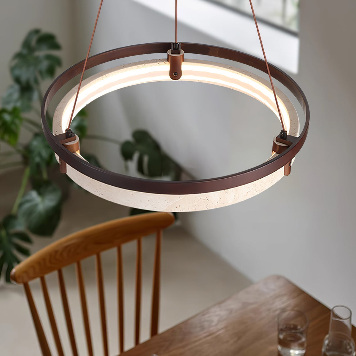 Aurix hanglamp van geel travertin en walnoothout