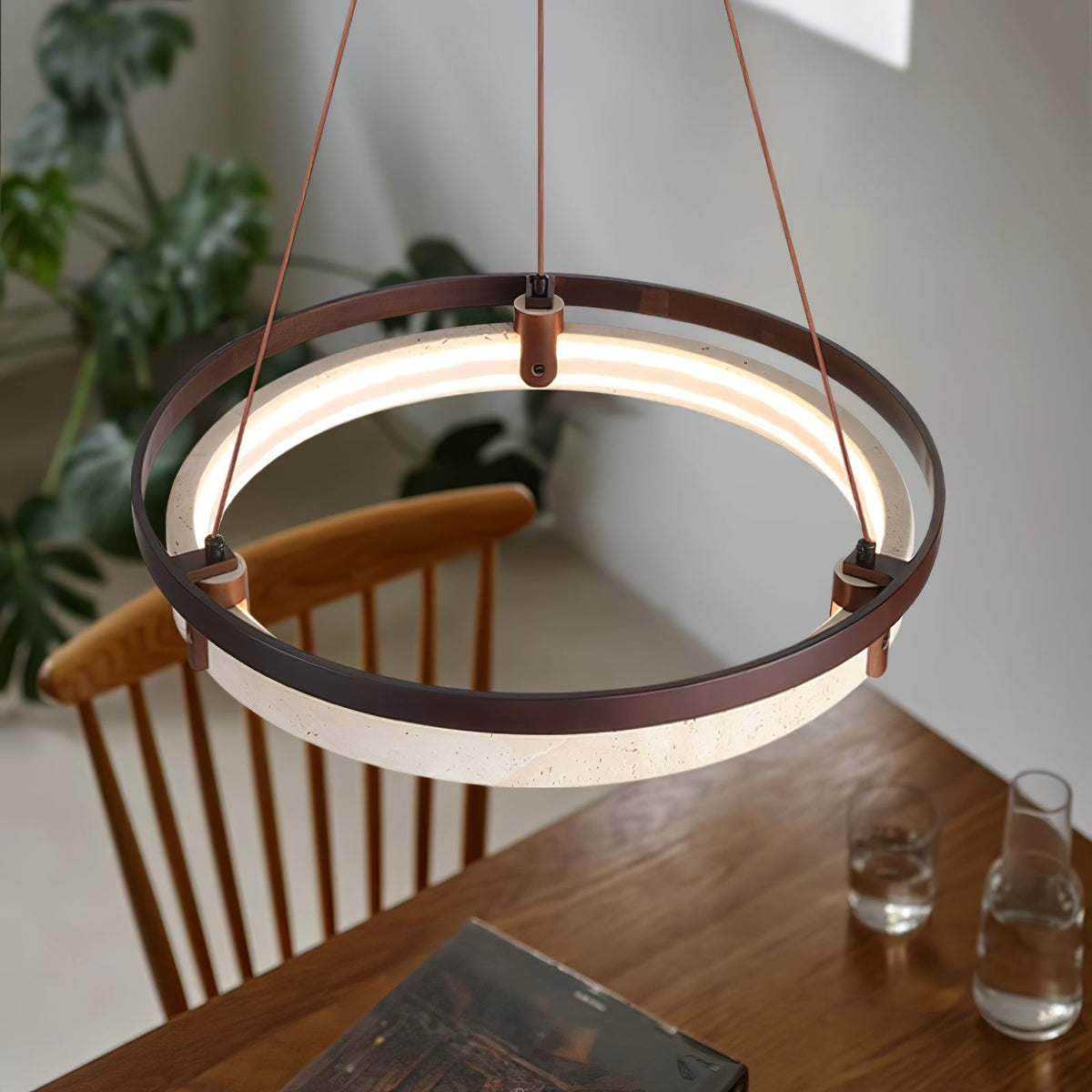 Aurix hanglamp van geel travertin en walnoothout