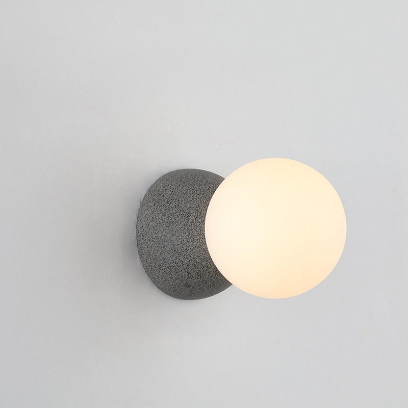 Eirinise wandlamp van beton en melkglas