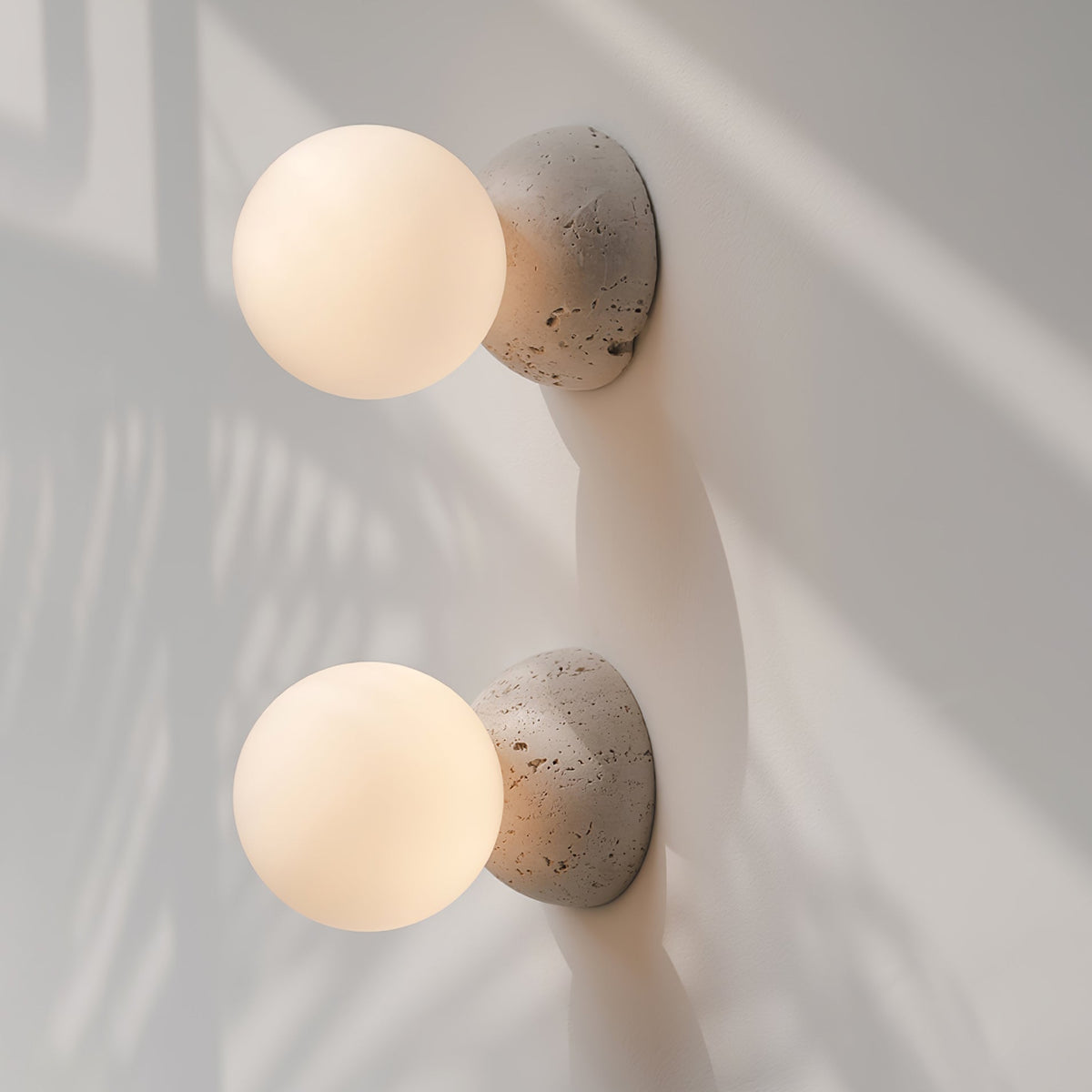 Eirinise wandlamp van beton en melkglas