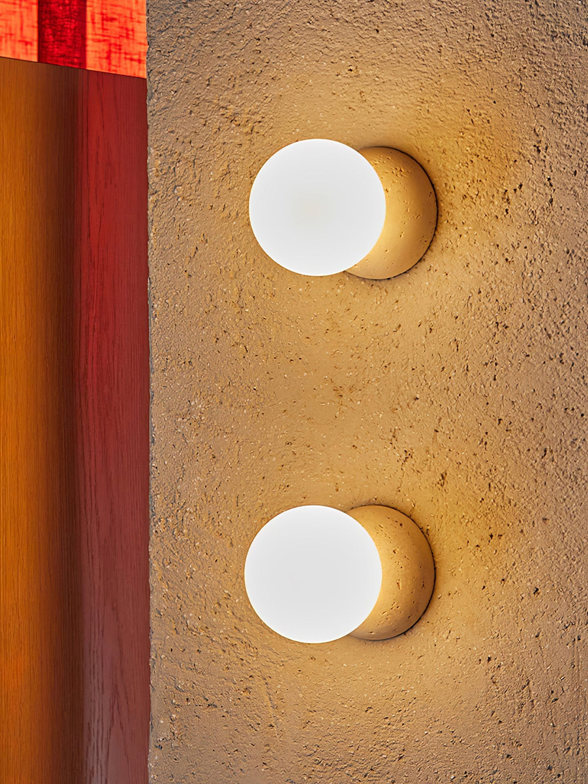 Eirinise wandlamp van beton en melkglas