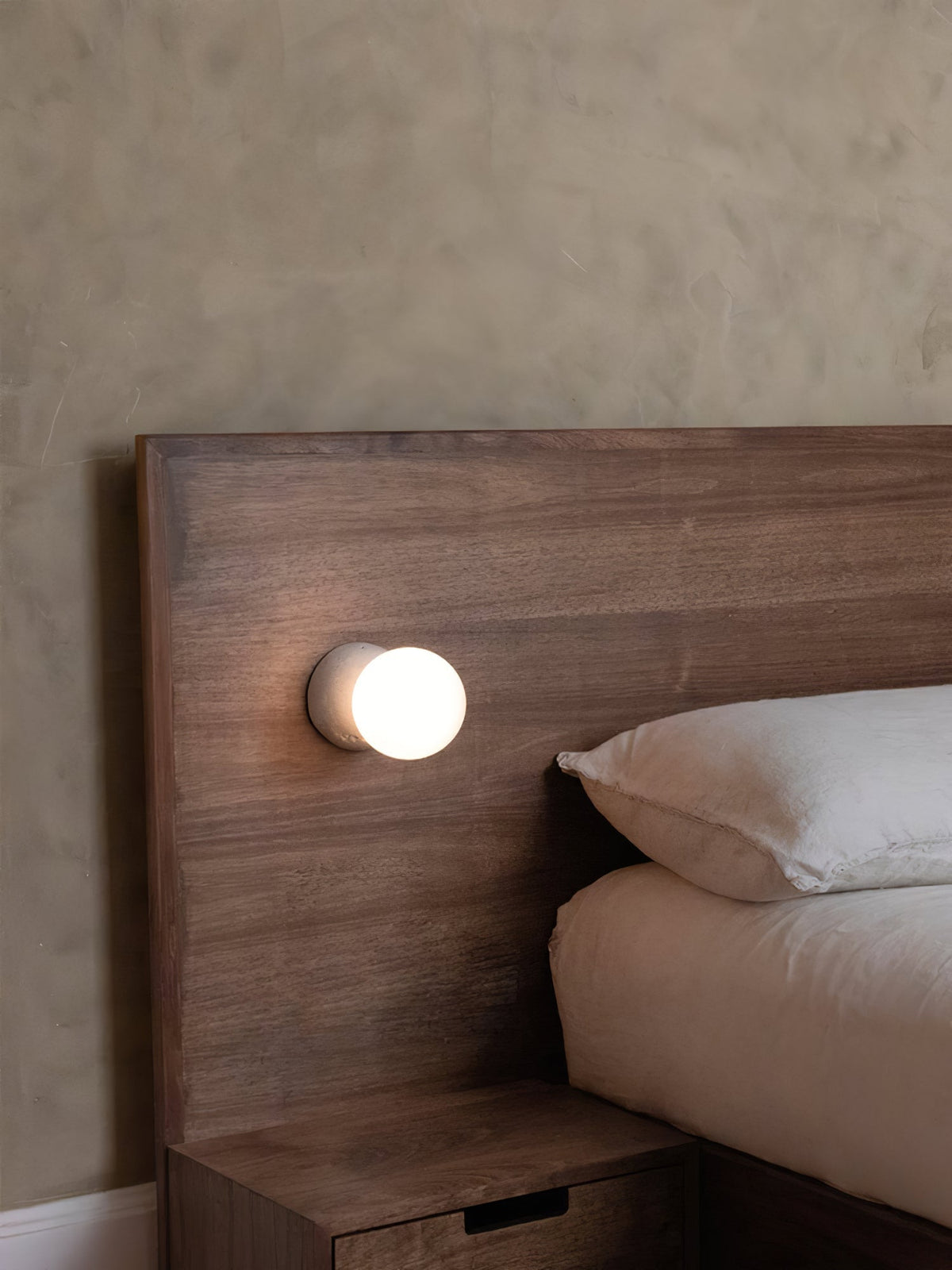 Eirinise wandlamp van beton en melkglas