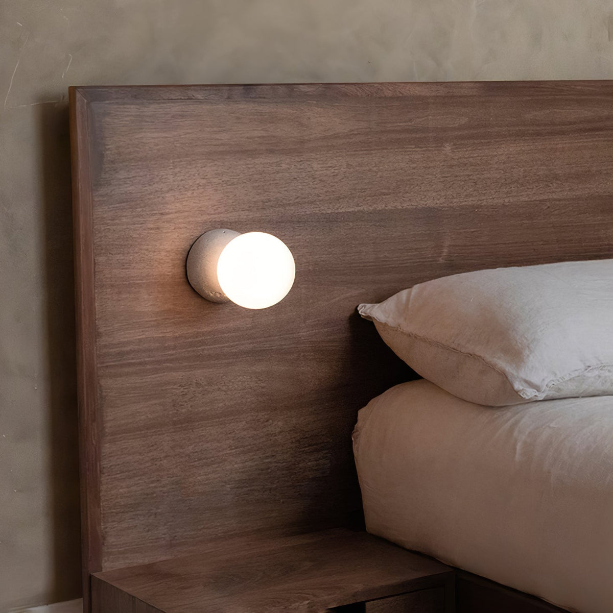 Eirinise wandlamp van beton en melkglas