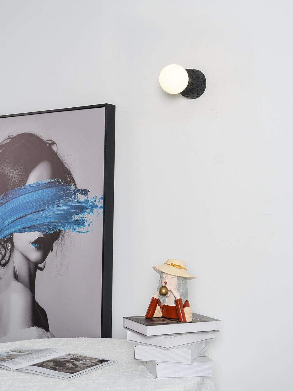 Eirinise wandlamp van beton en melkglas