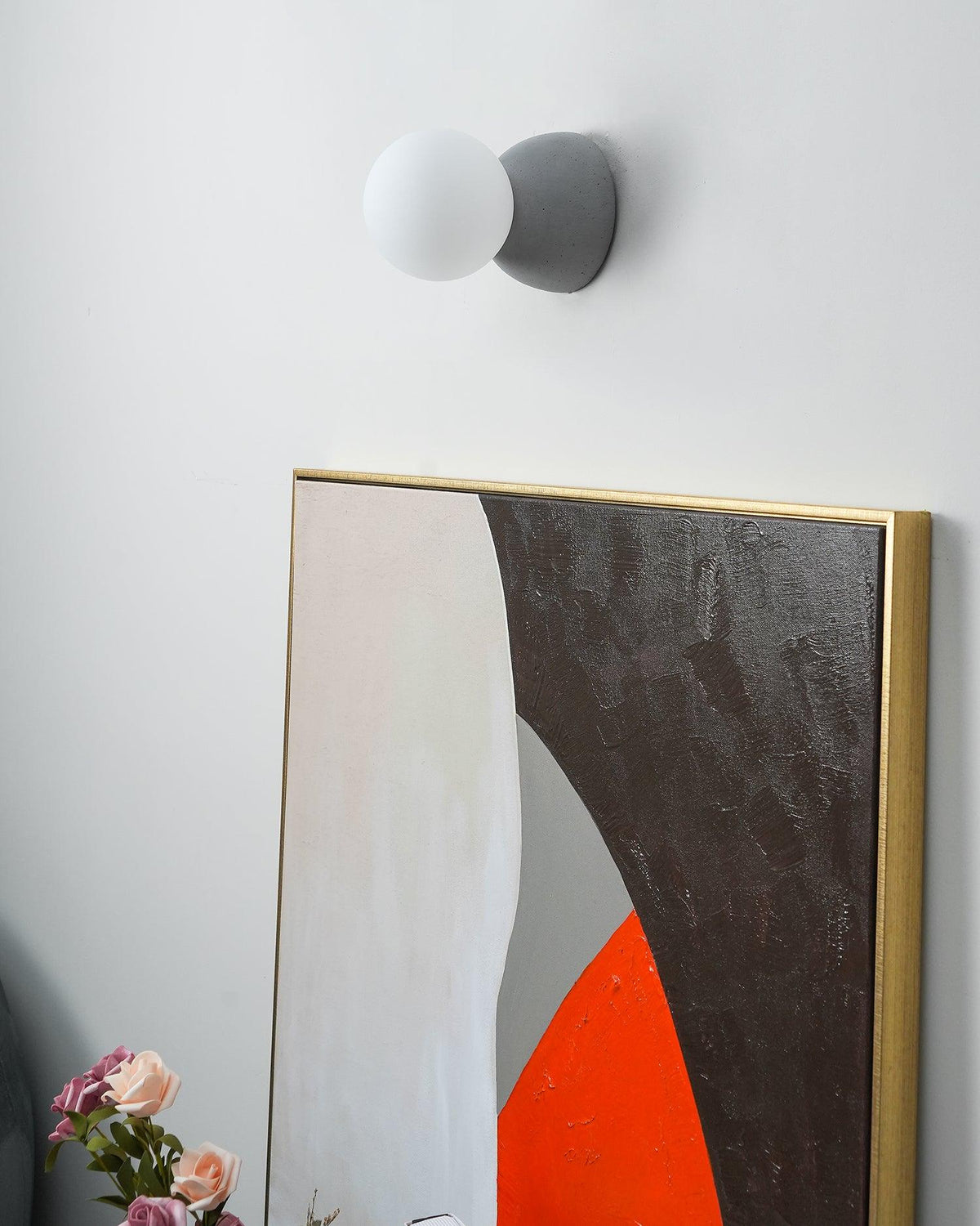 Eirinise wandlamp van beton en melkglas