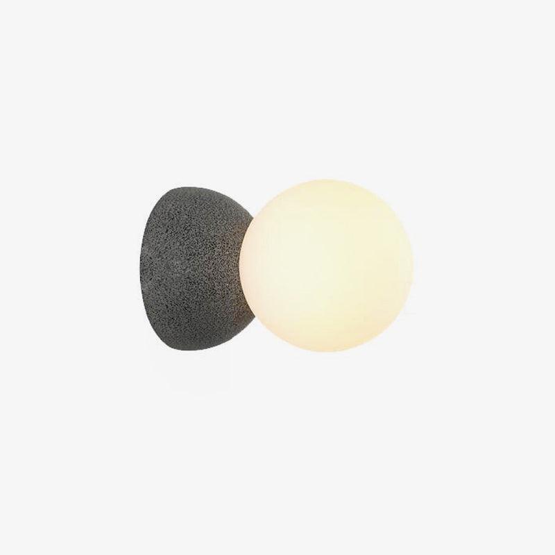Eirinise wandlamp van beton en melkglas