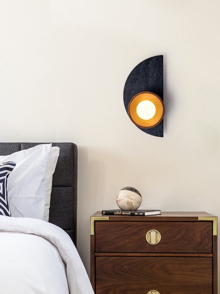 Luca wandlamp van walnoot en travertin