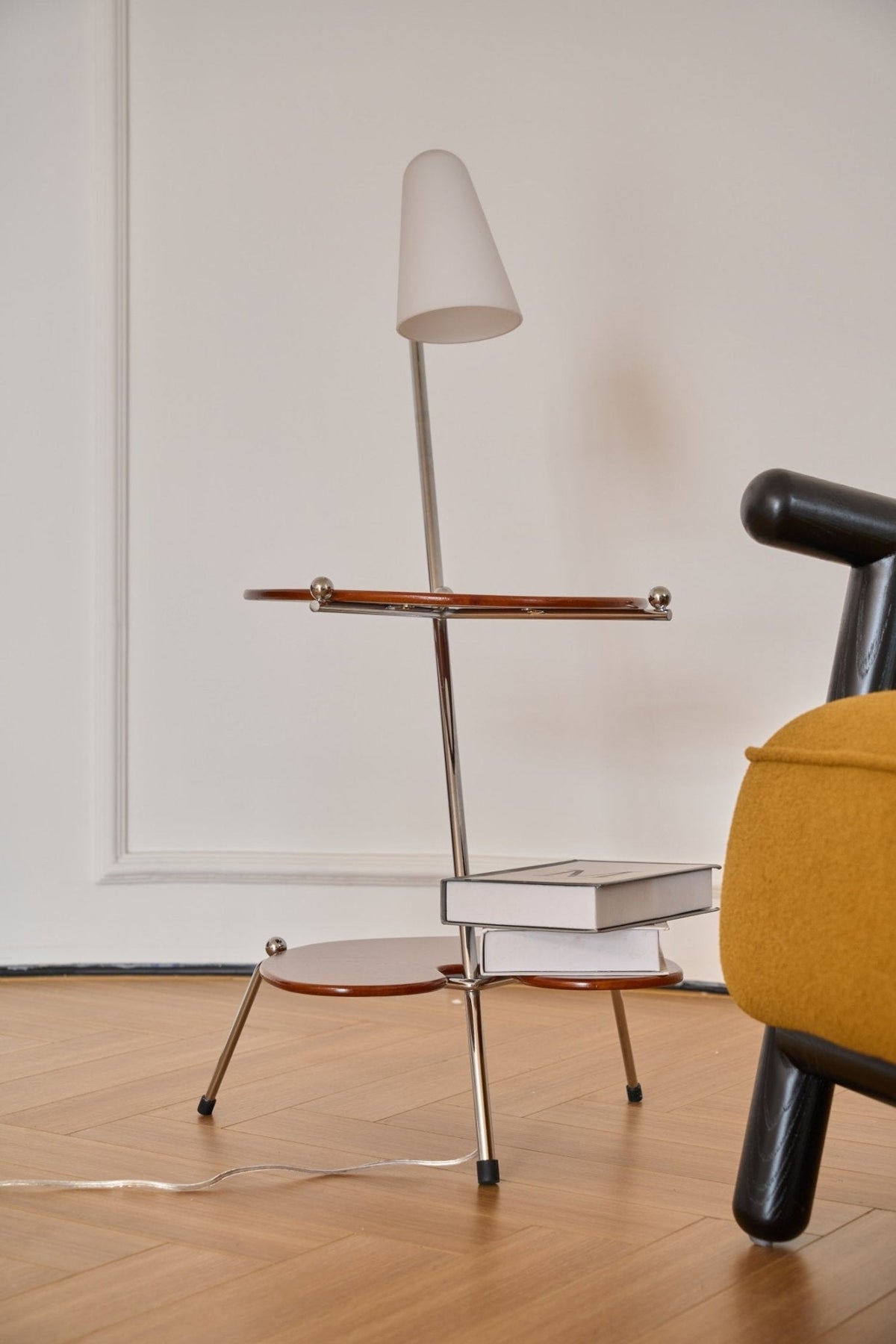 Vaughn Moderne vloerlamp van walnoothout en chrome