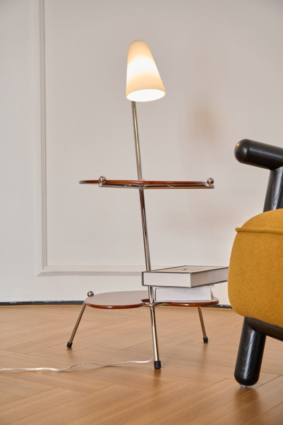 Vaughn Moderne vloerlamp van walnoothout en chrome