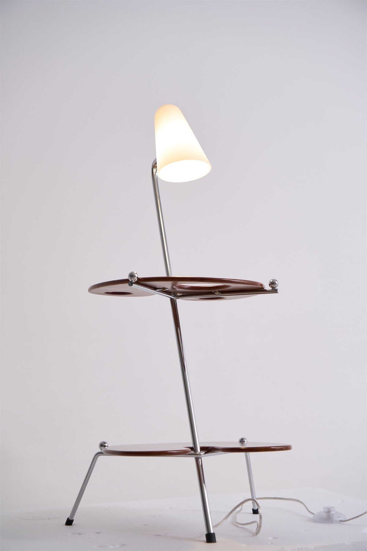 Vaughn Moderne vloerlamp van walnoothout en chrome