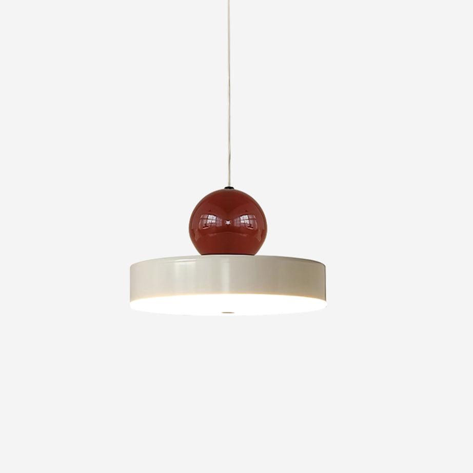 Moderne hanglamp met metalen behuizing, rode bolvormige kap en retro accent