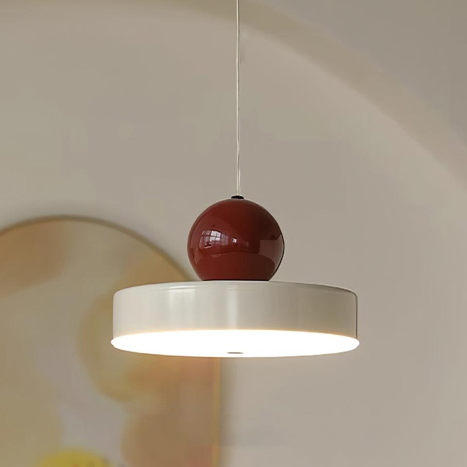 Moderne hanglamp met metalen behuizing, rode bolvormige kap en retro accent