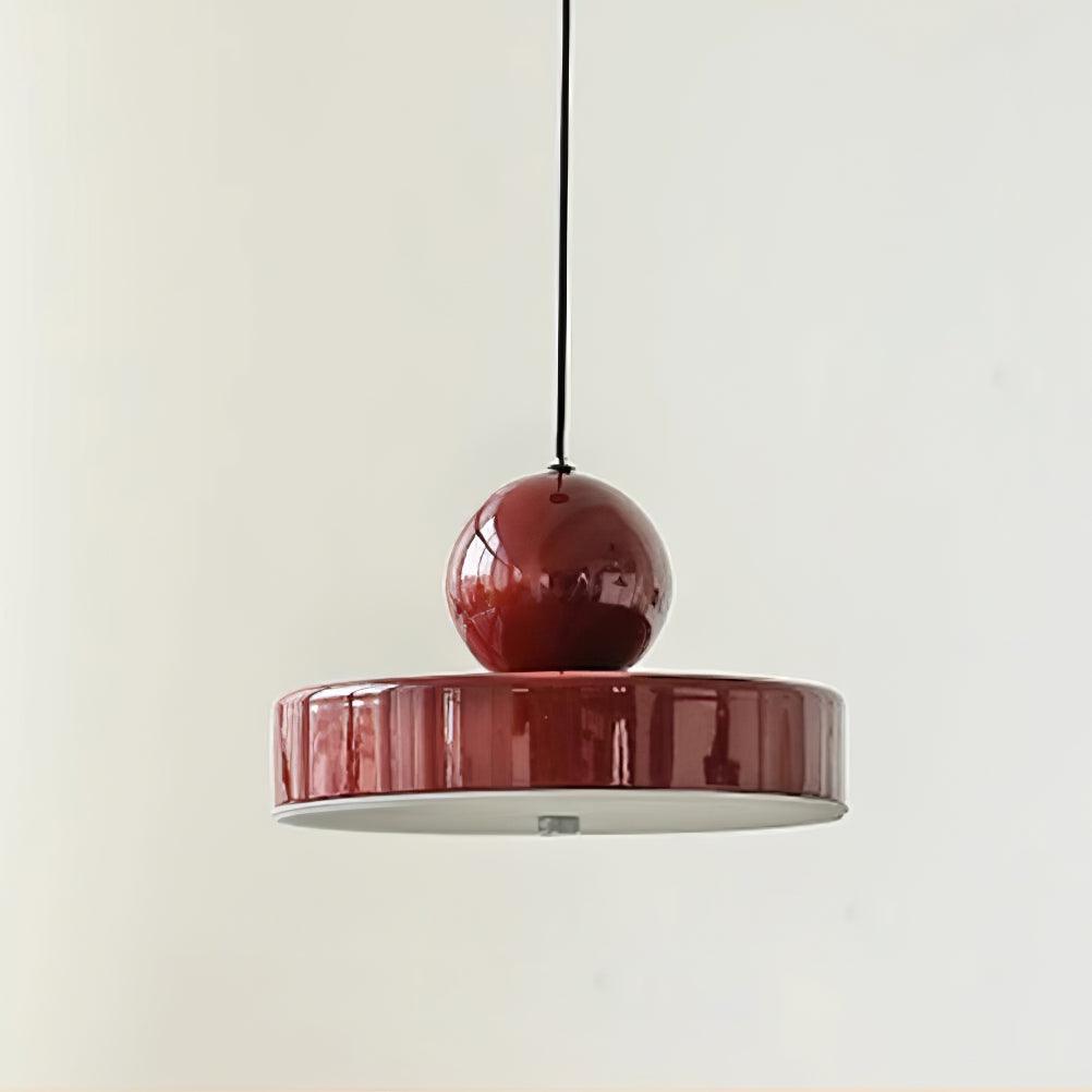 Moderne hanglamp met metalen behuizing, rode bolvormige kap en retro accent