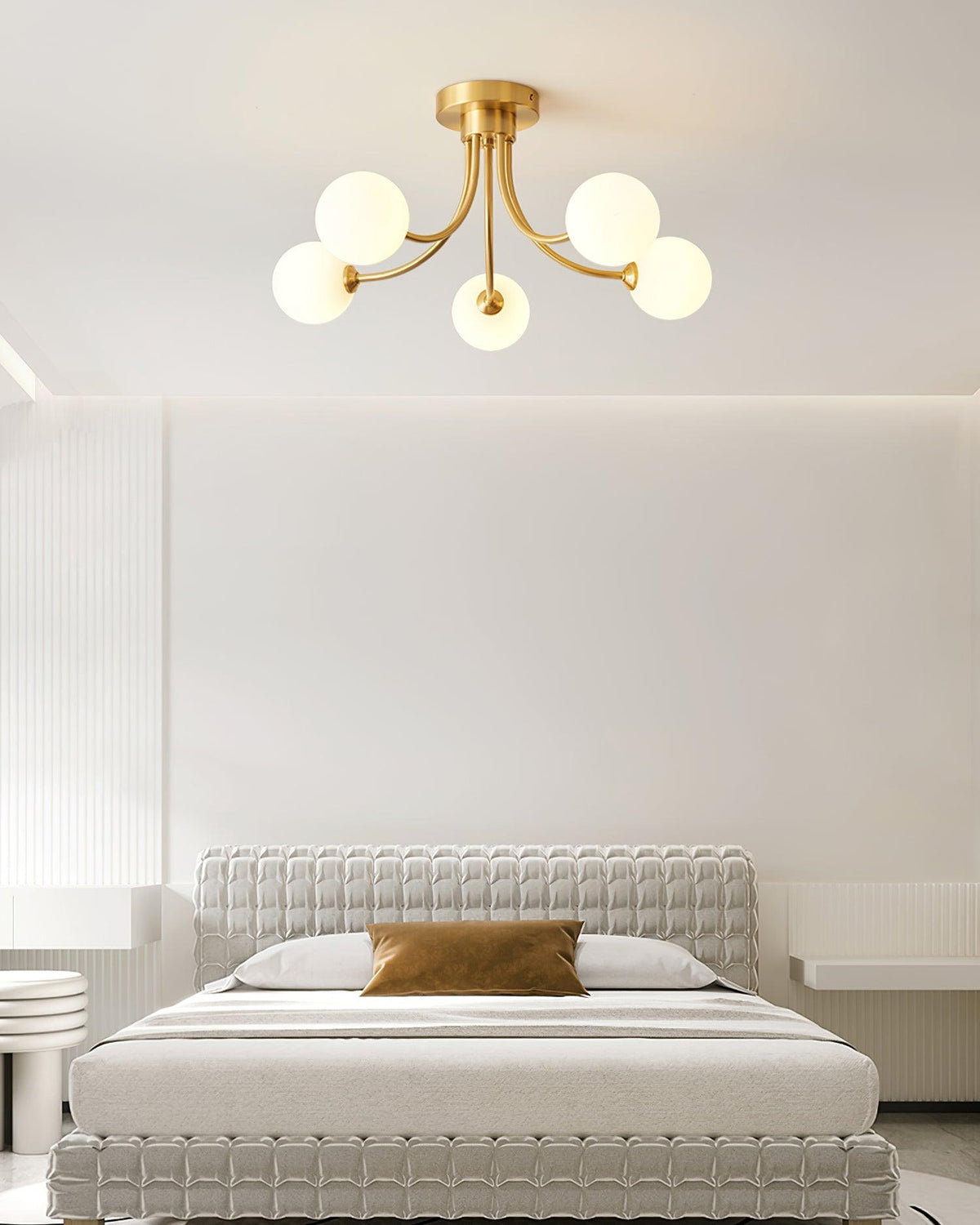 Moderne elegante plafondlamp met vertakte messing armen en opalen bolkappen