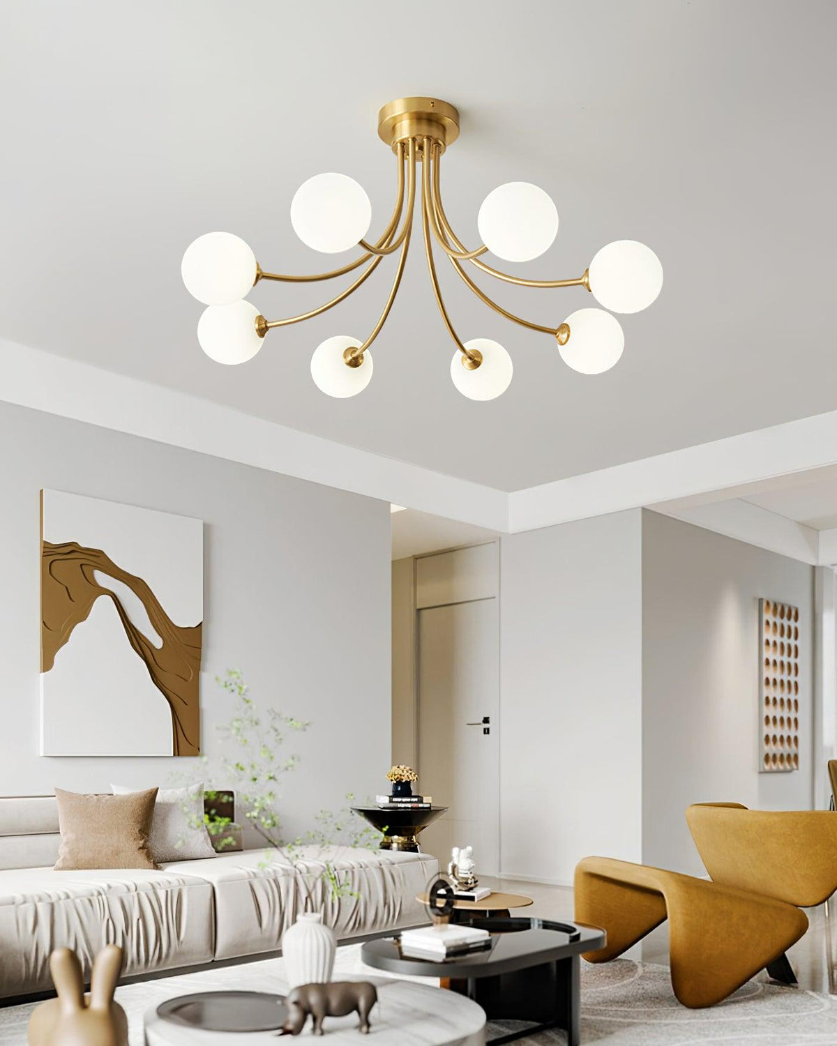 Moderne elegante plafondlamp met vertakte messing armen en opalen bolkappen