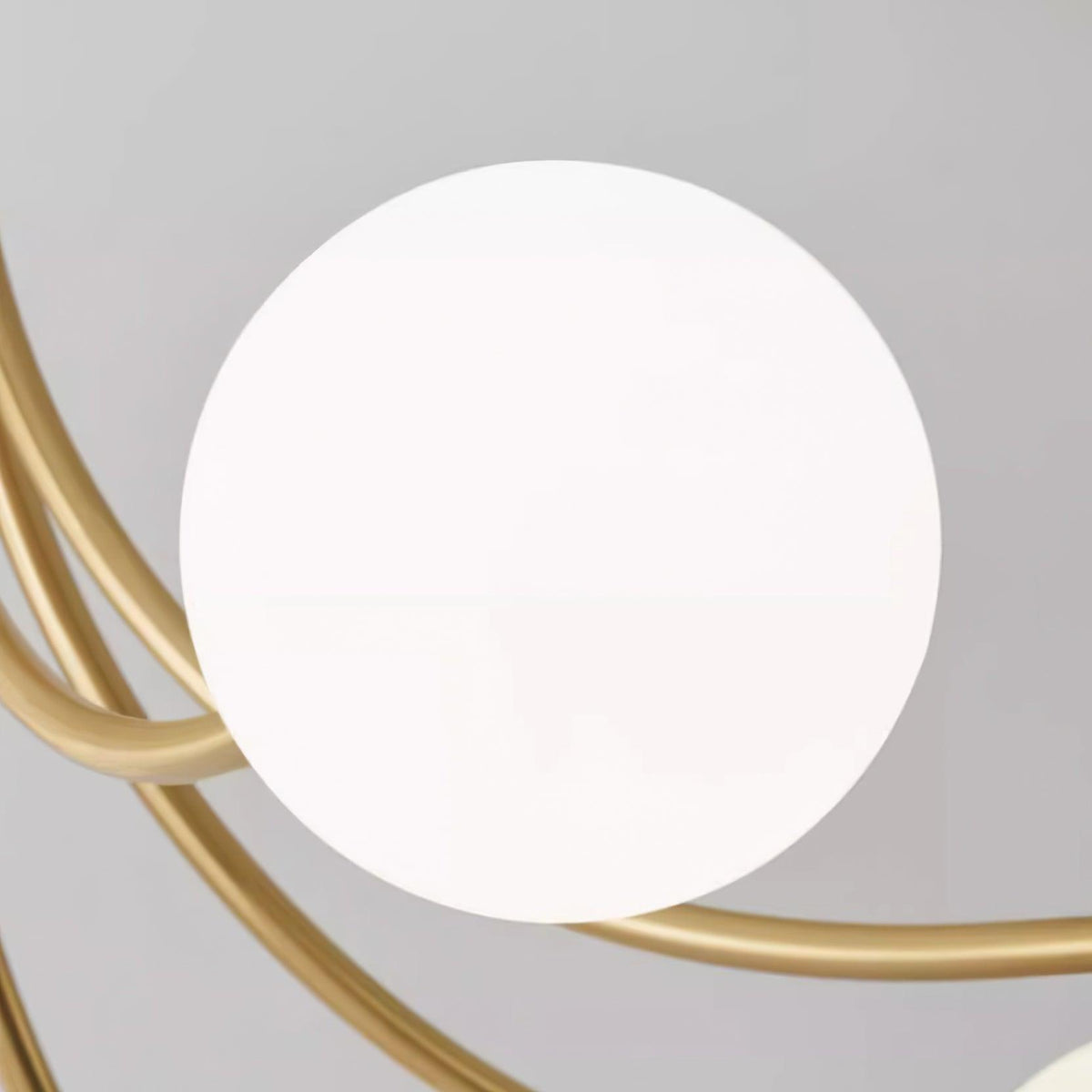 Moderne elegante plafondlamp met vertakte messing armen en opalen bolkappen