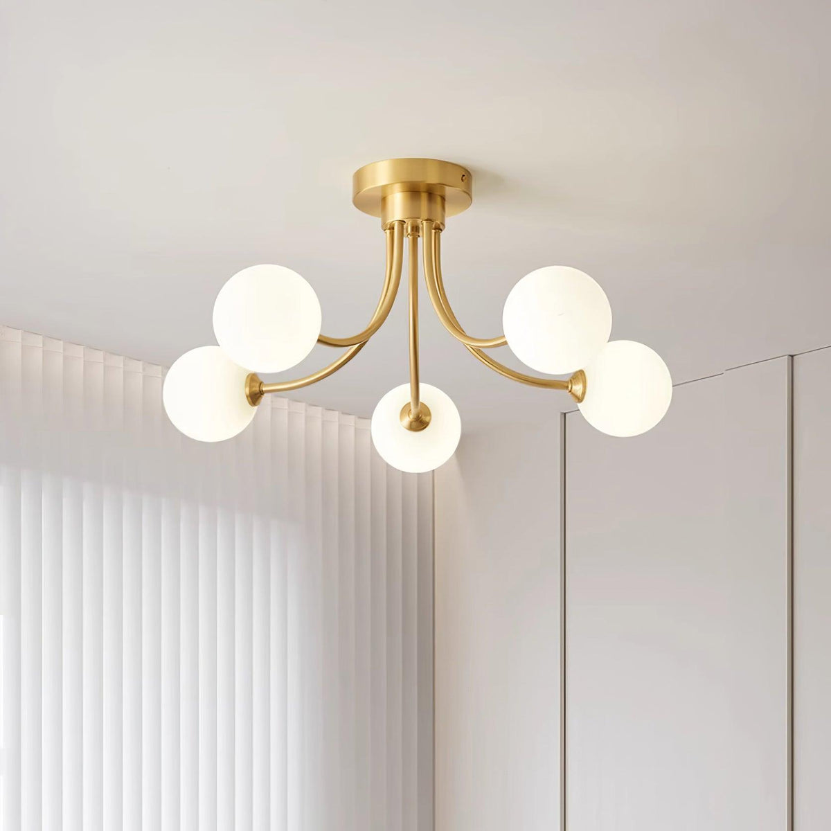 Moderne elegante plafondlamp met vertakte messing armen en opalen bolkappen