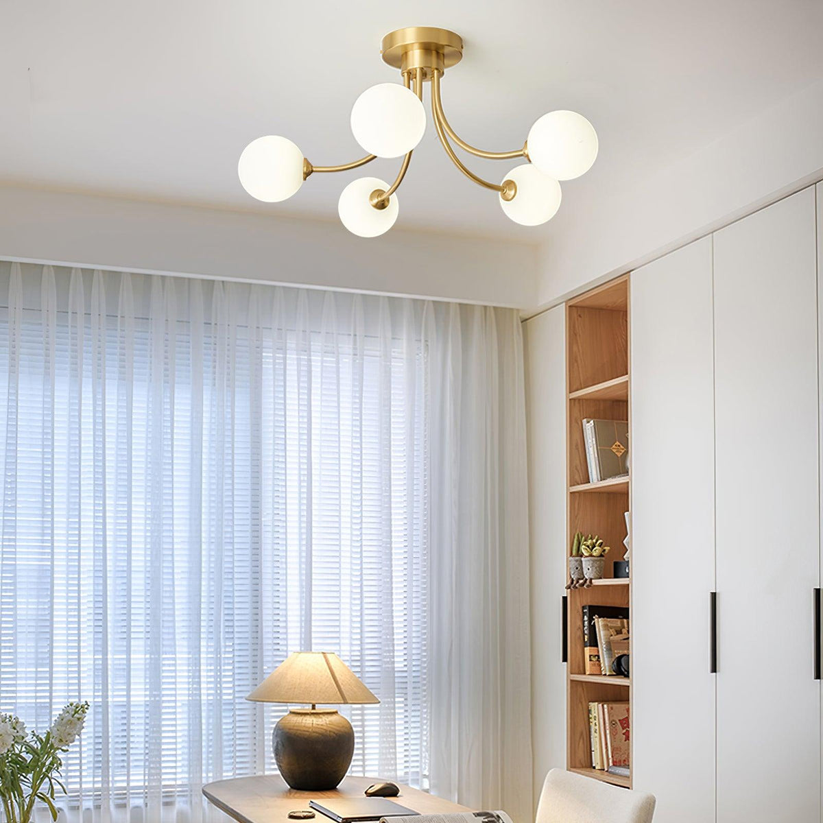Moderne elegante plafondlamp met vertakte messing armen en opalen bolkappen