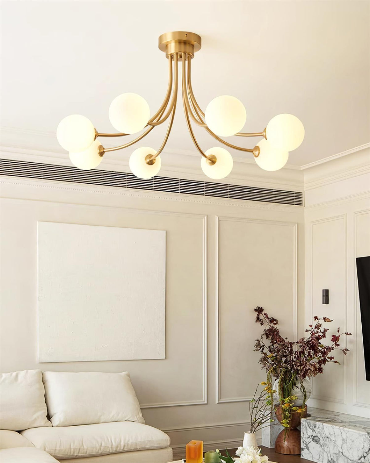 Moderne elegante plafondlamp met vertakte messing armen en opalen bolkappen
