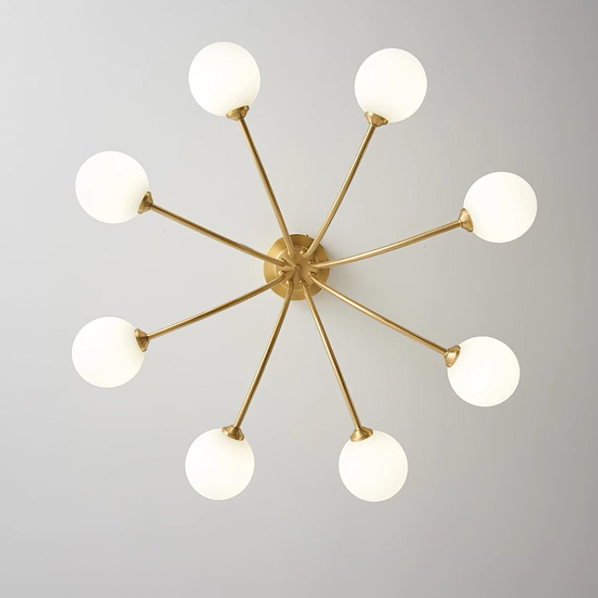 Moderne elegante plafondlamp met vertakte messing armen en opalen bolkappen