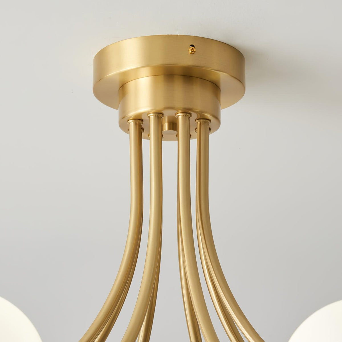 Moderne elegante plafondlamp met vertakte messing armen en opalen bolkappen