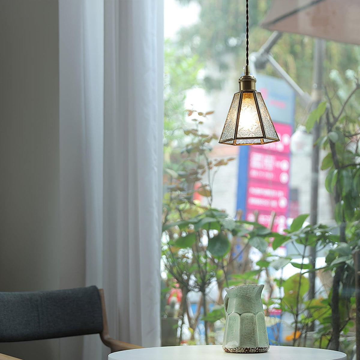 Arvane elegante hanglamp van messing en glas met gestructureerde kap