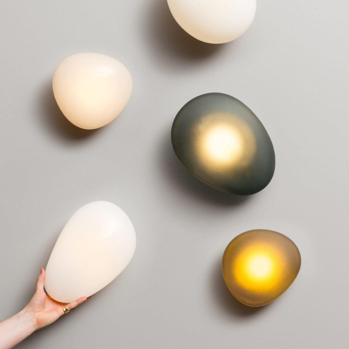 Eirinina wandlamp met bolvormig glas