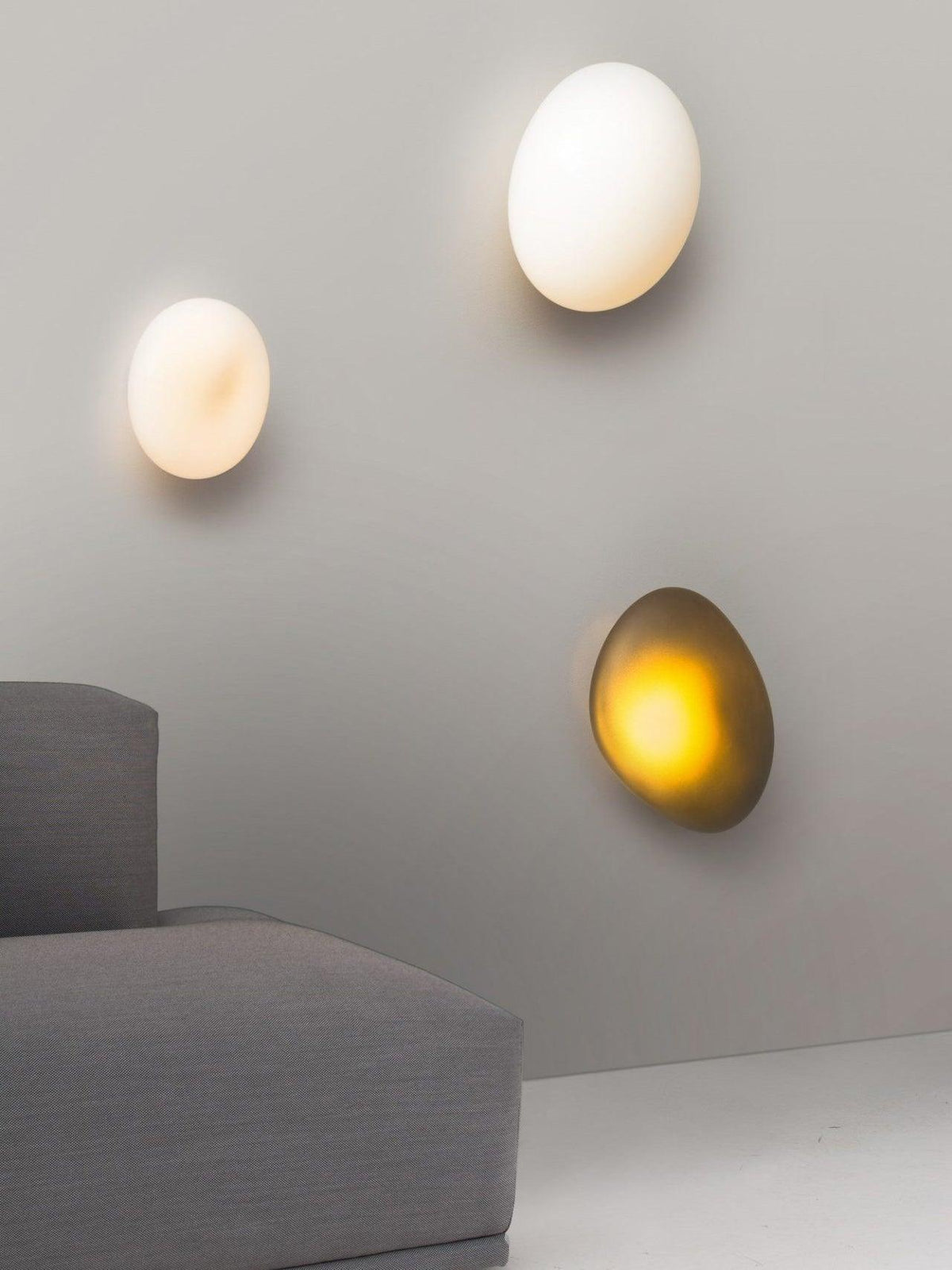 Eirinina wandlamp met bolvormig glas